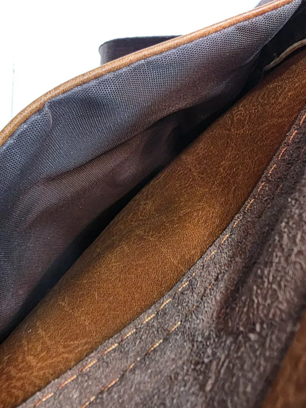 Weixler Unisex Brown Leather Crossbody Bag - Picture 6 of 10
